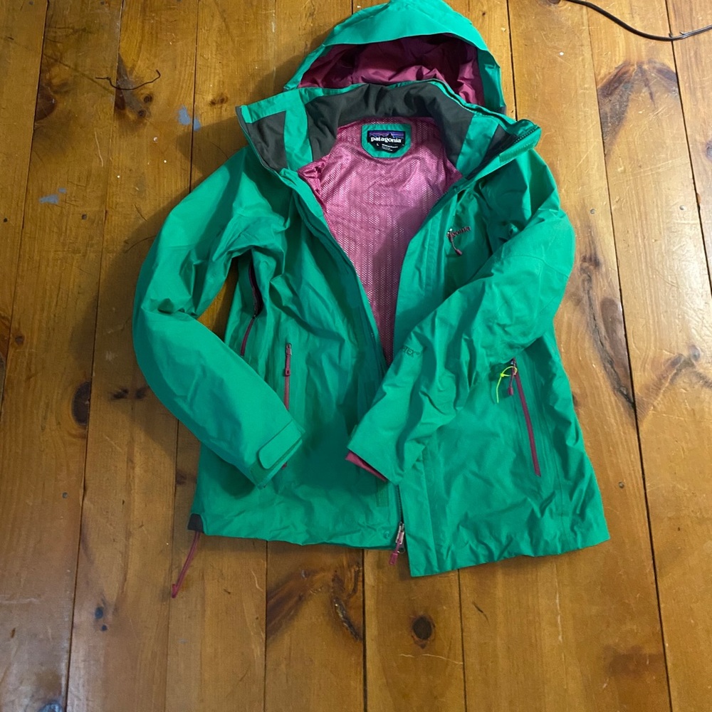 Green Patagonia shell